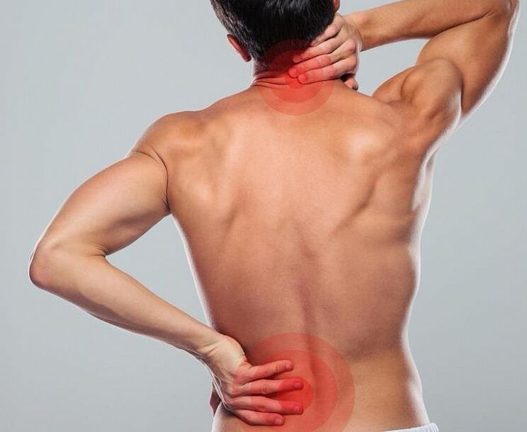 Un hombre tiene osteocondrosis espinal